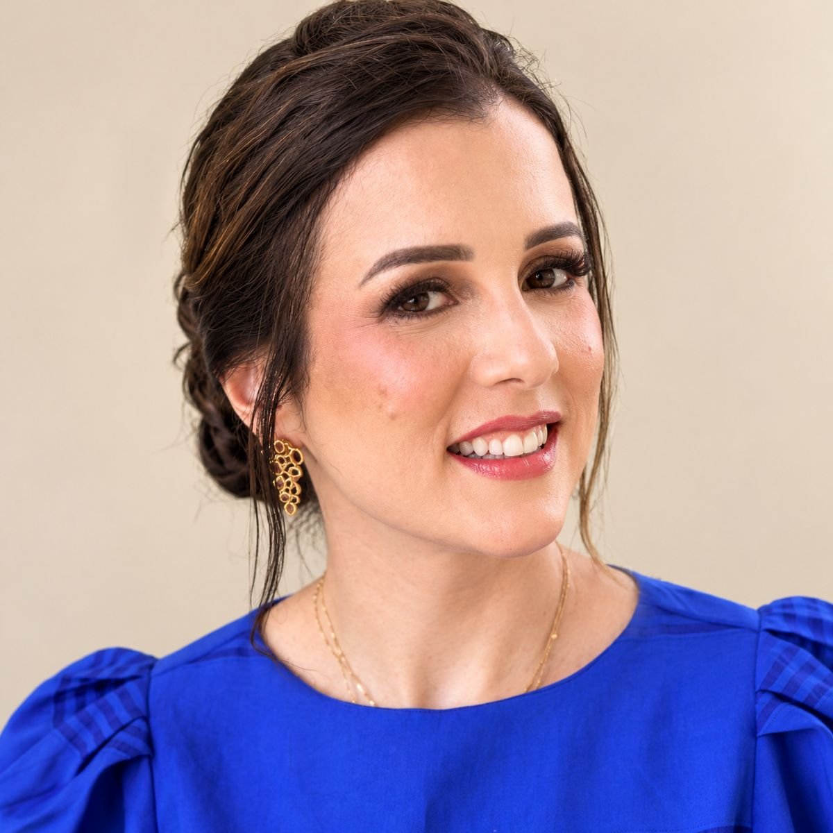 Retrato de Denise Veras sorrindo, de azul